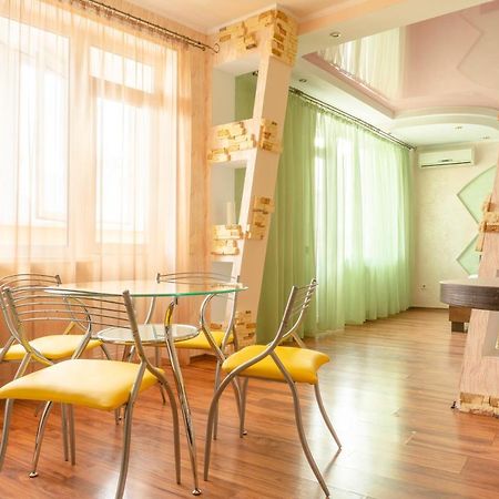 Big Studio Apartment Near River Mall キエフ エクステリア 写真