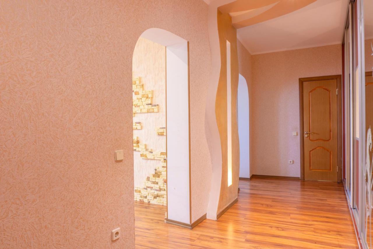 Big Studio Apartment Near River Mall キエフ エクステリア 写真