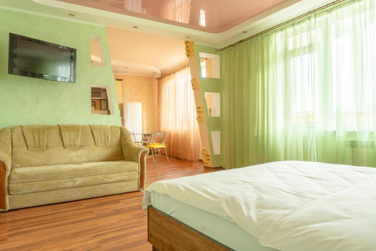 Big Studio Apartment Near River Mall キエフ エクステリア 写真