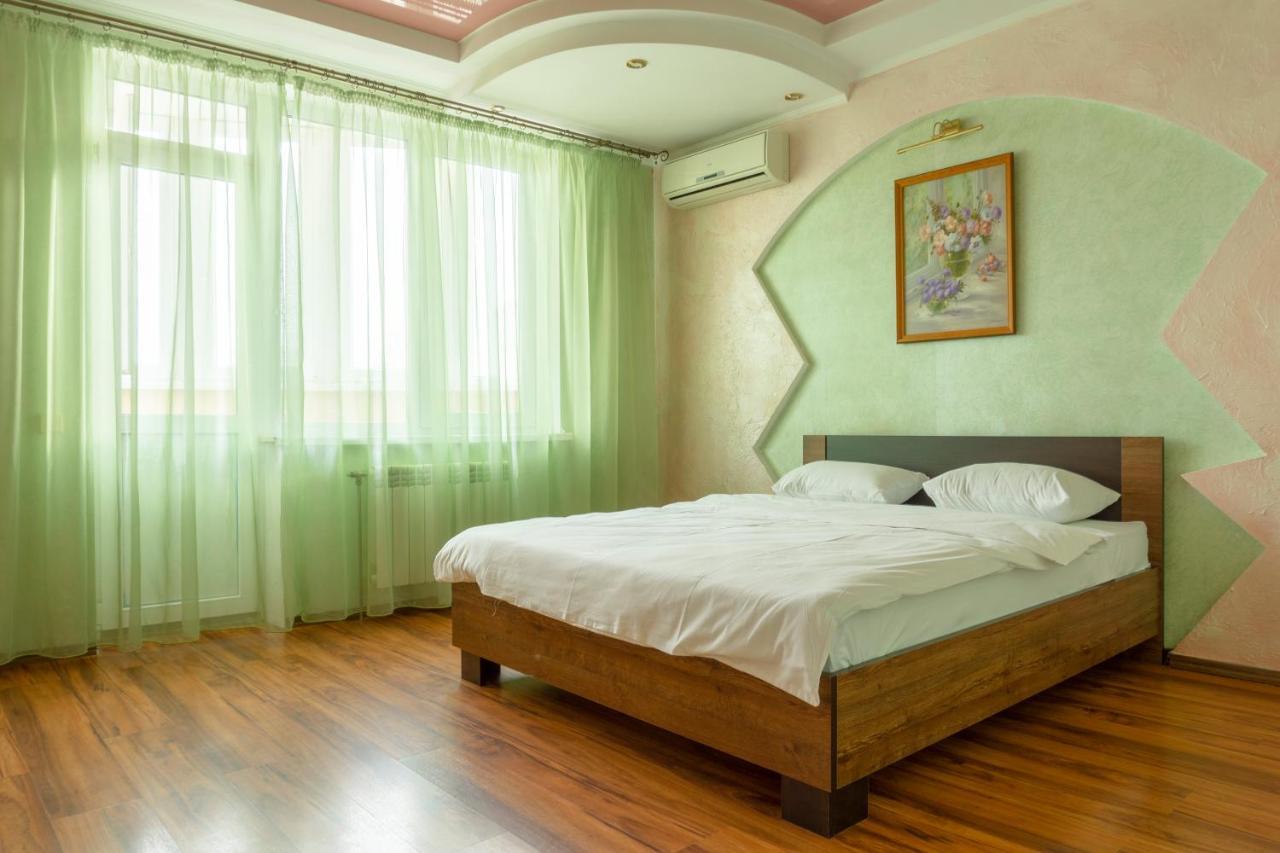 Big Studio Apartment Near River Mall キエフ エクステリア 写真