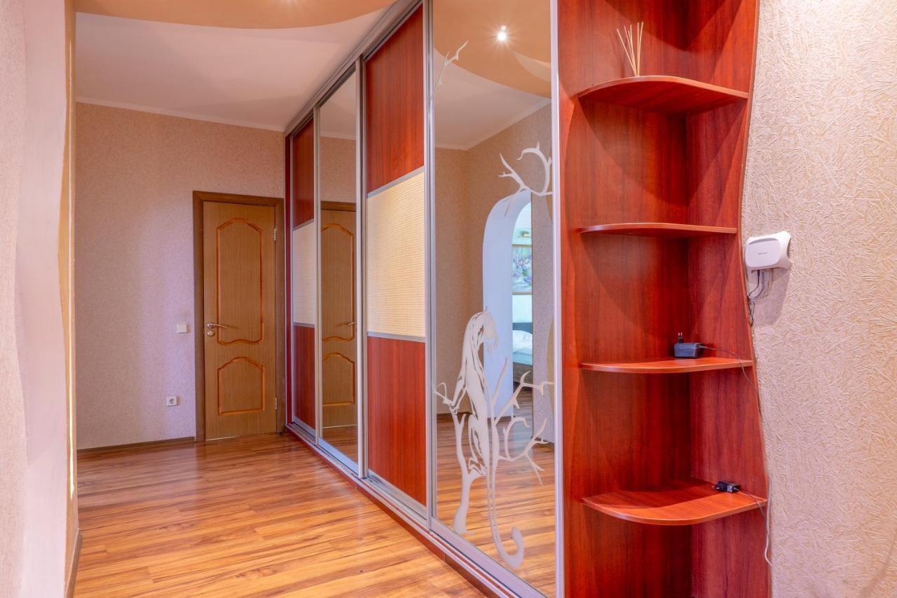 Big Studio Apartment Near River Mall キエフ エクステリア 写真