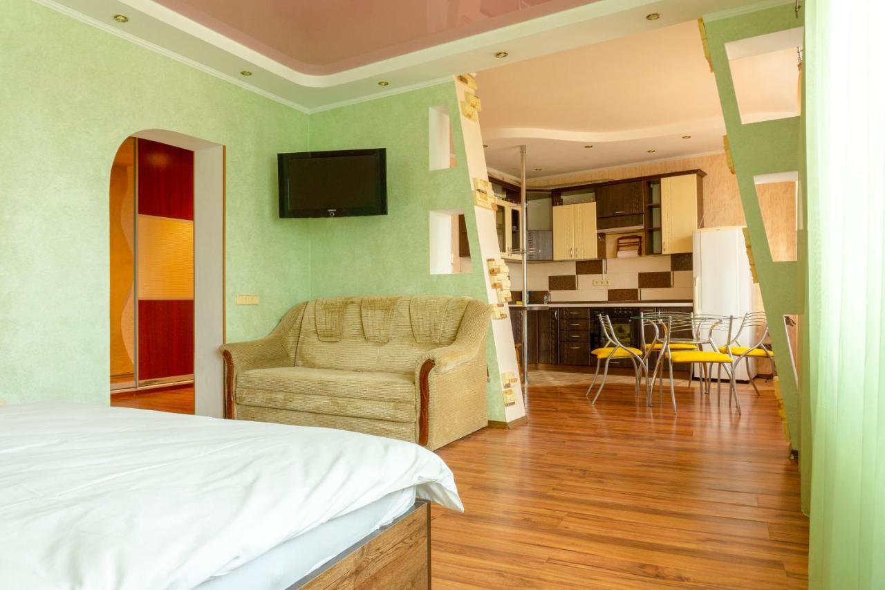 Big Studio Apartment Near River Mall キエフ エクステリア 写真