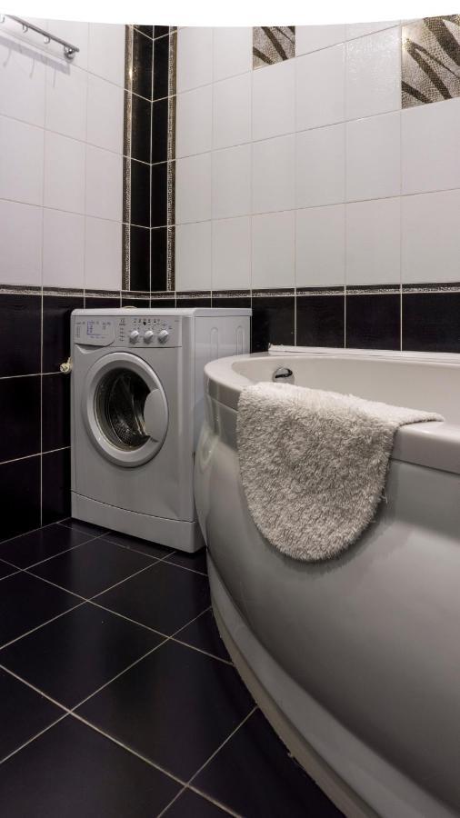 Big Studio Apartment Near River Mall キエフ エクステリア 写真